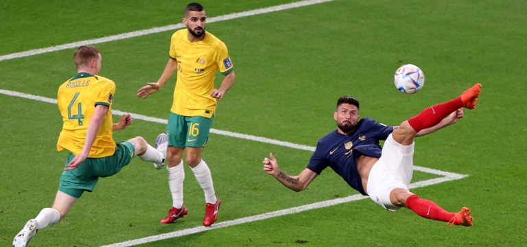 Giroud chuta de voleio para fora em vitória da França sobre a Austrália