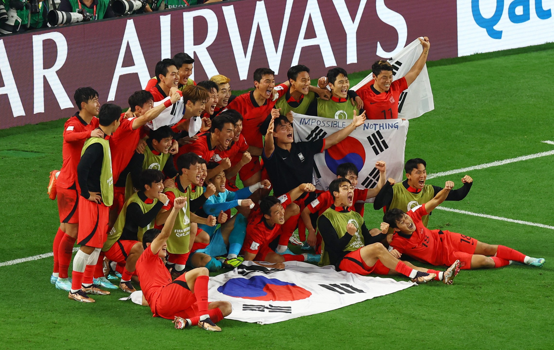 Jogadores da Coreia do Sul comemoram classificação para as oitavas de final da Copa do Mundo do Catar após vitória sobre Portugal02/12/2022