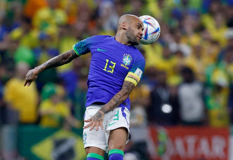 Daniel Alves em partida do Brasil contra Camarões02/12/2022