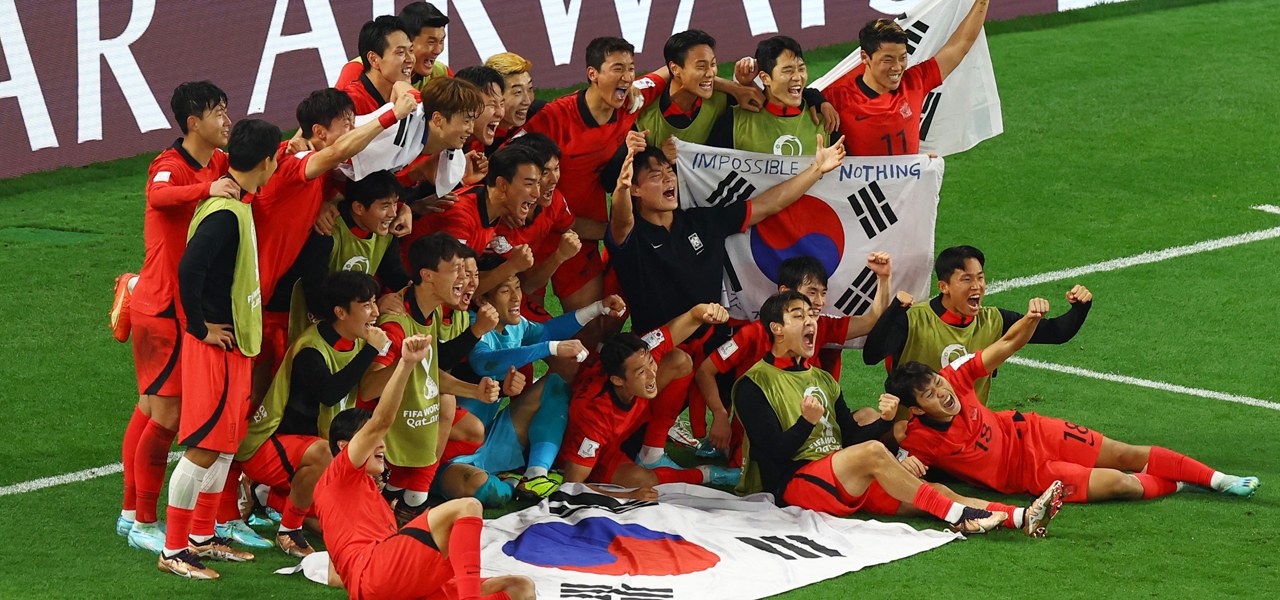 Jogadores da Coreia do Sul comemoram classificação para as oitavas de final da Copa do Mundo do Catar após vitória sobre Portugal
