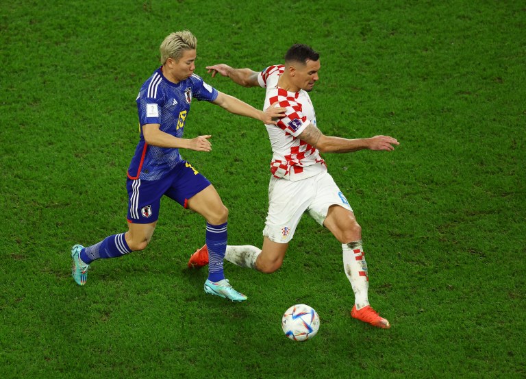 Dejan Lovren em lance contra Takuma Asano