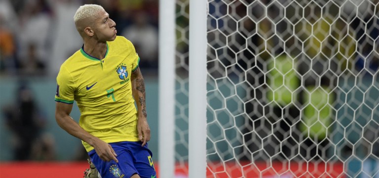Neymar marcou de pênalti para ampliar o placar