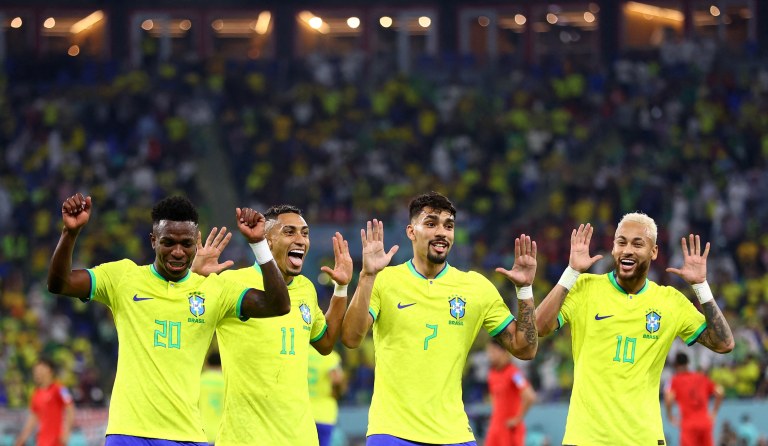Jogadores do Brasil comemoram um dos gols na goleada de 4 x 1 sobre a Coreia do Sul