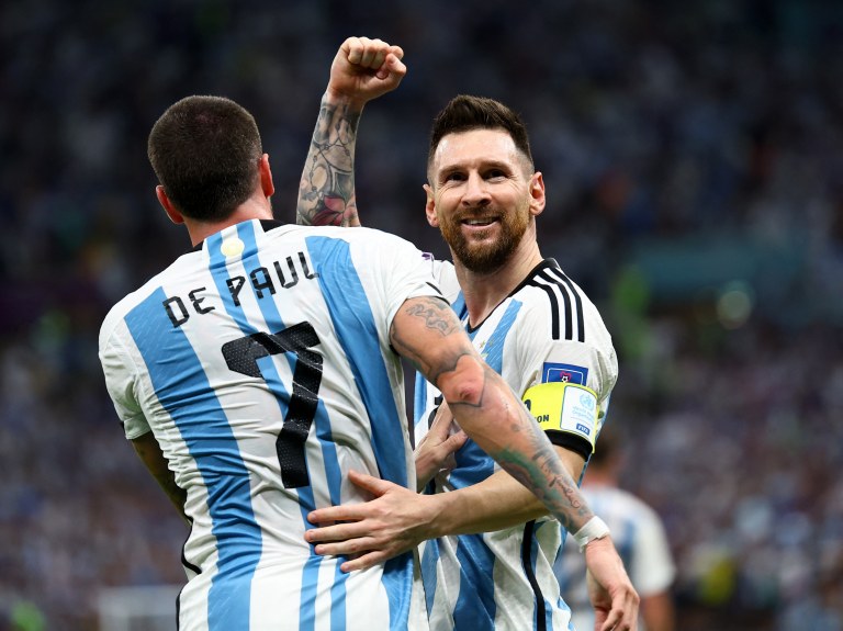 Lionel Messi comemora gol na vitória da Argentina sobre a Holanda na Copa do Catar