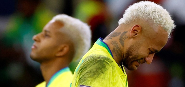 Neymar lamenta eliminação do Brasil na Copa do Mundo 9/12/2022      REUTERS/Suhaib Salem