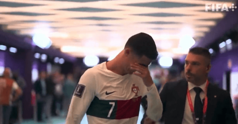 Cristiano Ronaldo deixa o campo chorando após eliminação de Portugal na Copa do Mundo - 10.12.2022