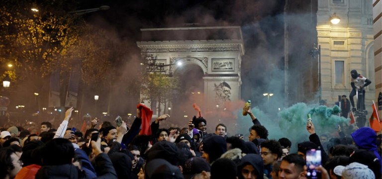 Copa do Mundo da FIFA 2022 - Torcedores se reúnem em frente ao Arco do Triunfo, em Paris, para acompanhar a partida entre Marrocos x Portugal - Paris, França - 10.12.2022