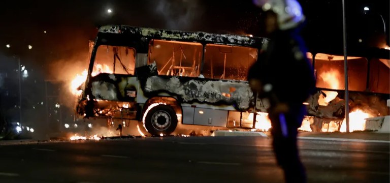 Ônibus incendiado em Brasília na noite desta segunda-feira (12)
