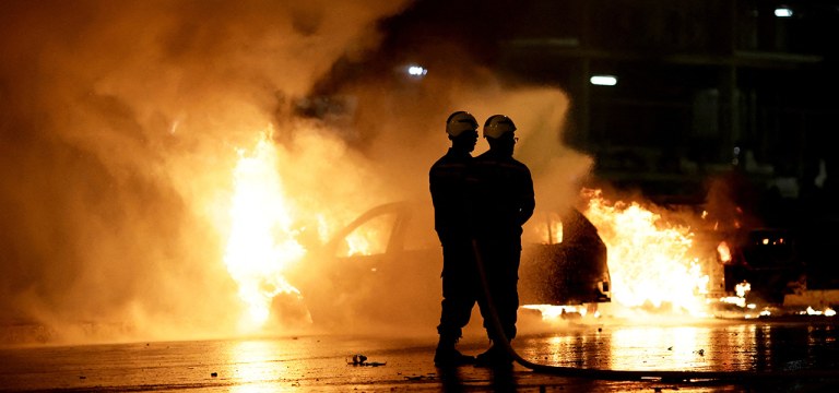 Bombeiros tentam controlar fogo de carro incendiado durante atos de violência em Brasília