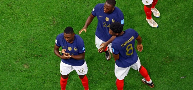 Randal Kolo Muani celebra seu gol, o segundo da França contra o Marrocos, com Aurélien Tchouameni e Ibrahima Konaté