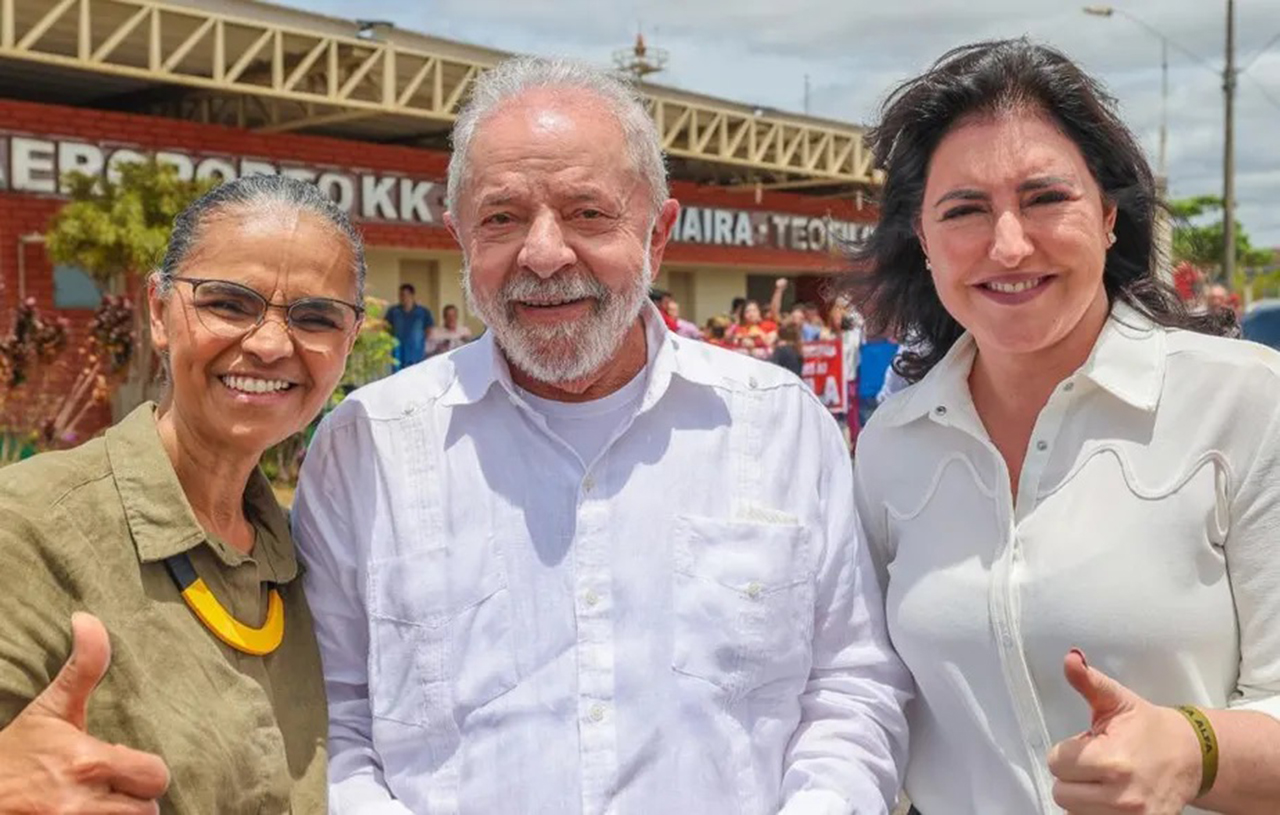 Da esq. para a dir.: Marina Silva, o presidente eleito Luiz Inácio Lula da Silva e Simone Tebet, durante evento de campanha no município de Teófilo Otoni (MG)