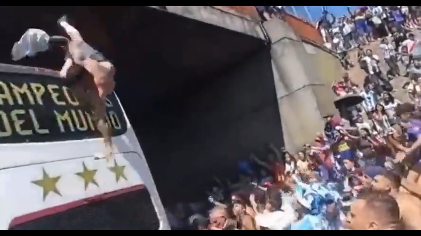 Torcedor argentino despencou de viaduto