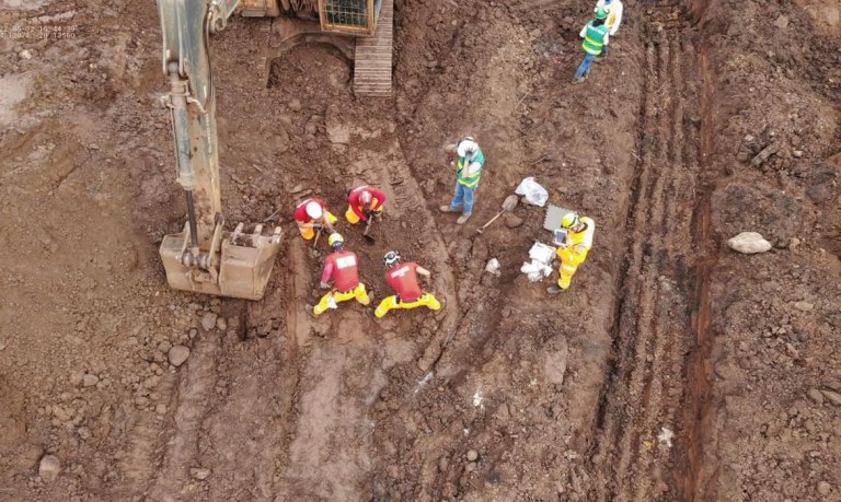 Polícia Civil de MG faz buscas após rompimento de barragem em Brumadinho