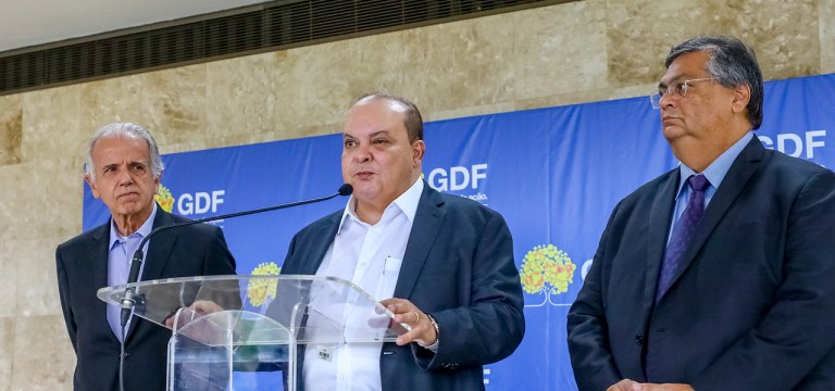 O futuro ministro da Defesa, José Múcio Monteiro e da Justiça, Flavio Dino, falam à imprensa após reunião com o governador do Distrito Federal, Ibaneis Rocha
