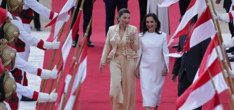 Janja Lula com três peças de seda pura de Helô Rocha, com bordados em palha, pelas bordadeiras de Timbaúba, e Lu Alckmin com vestido off-White, de Glória Coelho, bainha altura midi, mangas em pétalas, efeito de meia-capa.
