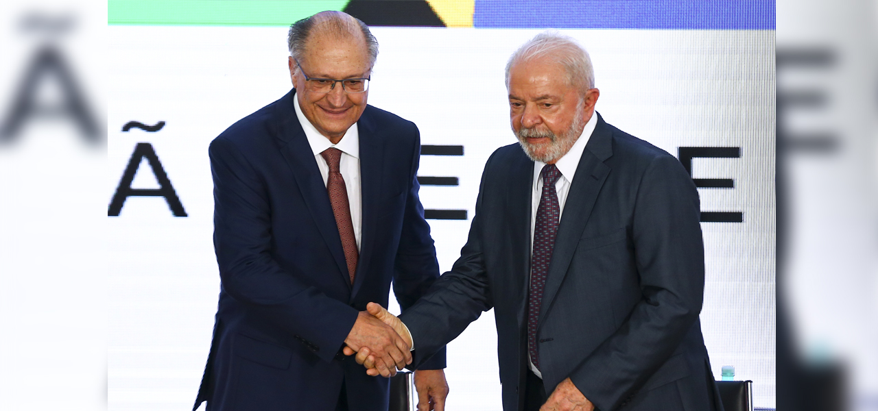 O vice-presidente da República, Geraldo Alckmin, e o presidente, Luiz Inácio Lula da Silva, durante solenidade de investidura no cargo de ministro do Desenvolvimento, Indústria, Comércio e Serviços (MDIC), no Palácio do Planalto.