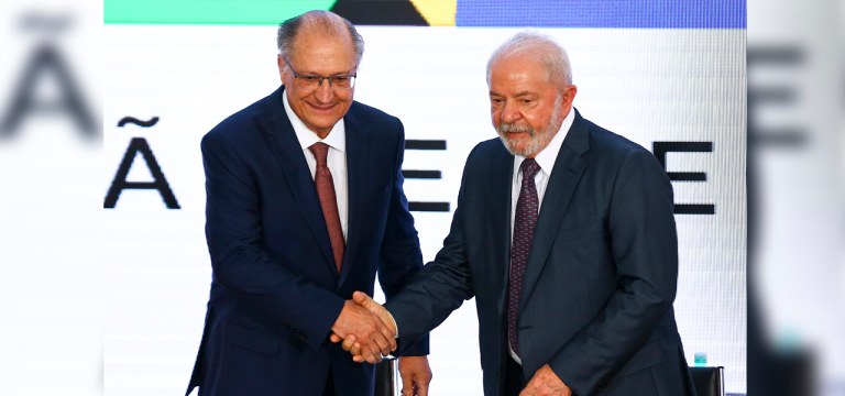 O vice-presidente da República, Geraldo Alckmin, e o presidente, Luiz Inácio Lula da Silva, durante solenidade de investidura no cargo de ministro do Desenvolvimento, Indústria, Comércio e Serviços (MDIC), no Palácio do Planalto.