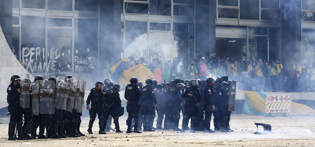 Manifestantes invadem Congresso, STF e Palácio do Planalto.