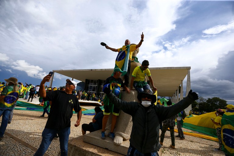 Manifestantes invadem Congresso, STF e Palácio do Planalto.
