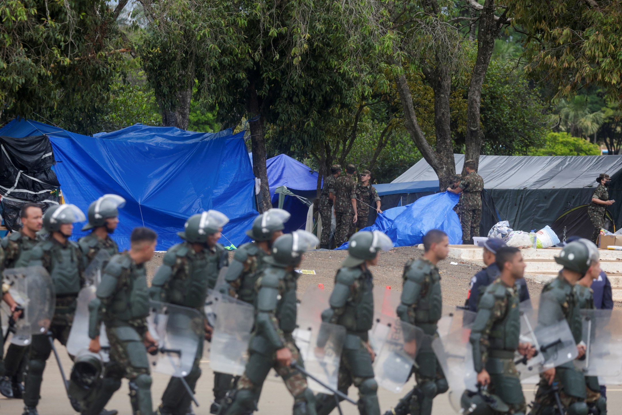 Policiais e militares desmontam acampamento no entorno do QG do Exército em Brasília
09/01/2023
REUTERS/Ricardo Moraes