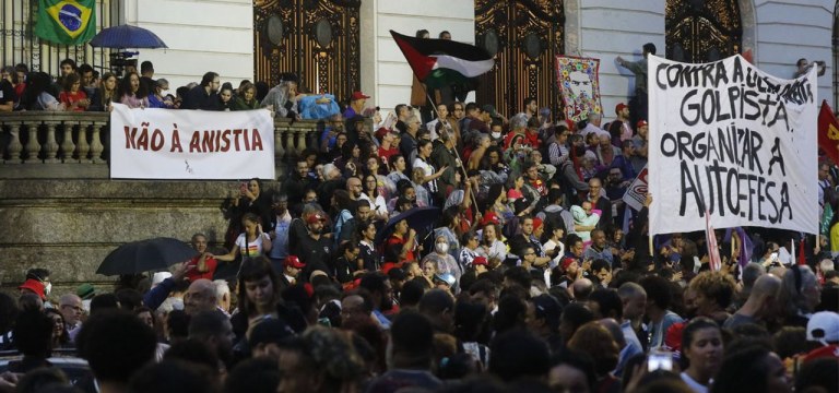 Apesar da chuva, manifestantes ocupam a Cinelândia contra atos terroristas e em defesa da democracia - 09.01.2023