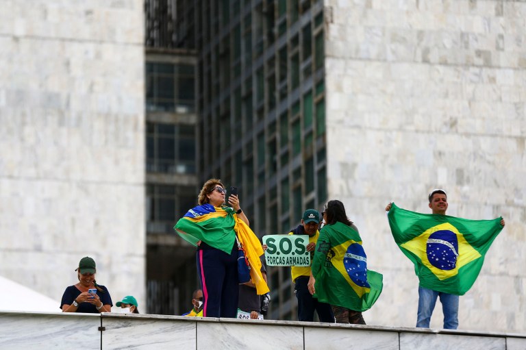 Manifestantes invadem Congresso, STF e Palácio do Planalto.