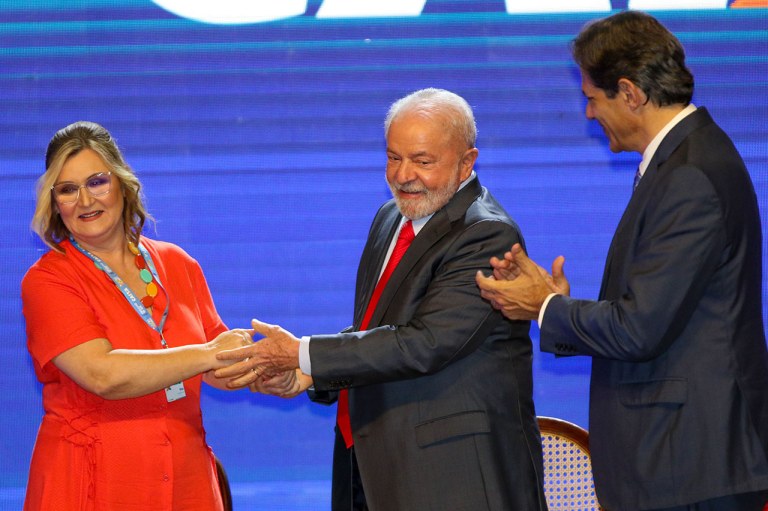 A nova presidente da Caixa, Rita Serrano, o presidente Luiz Inácio Lula da Silva, e o ministro da Fazenda, Fernando Haddad, durante a cerimônia de posse, em Brasília