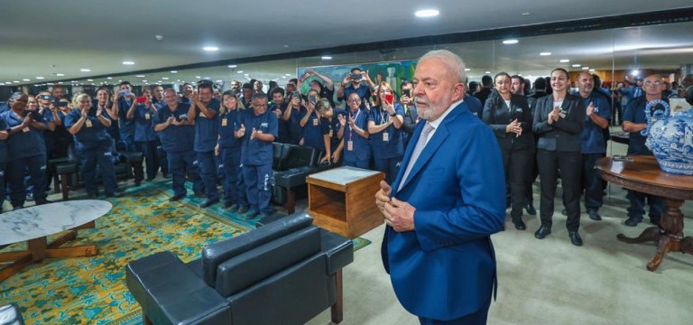 Presidente Lula e trabalhadores do Palácio do Planalto