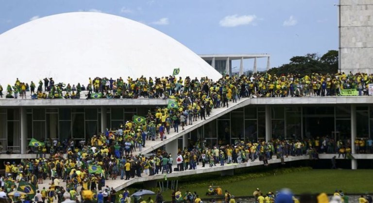 Bolsonaristas invadem sedes dos Três Poderes em Brasília