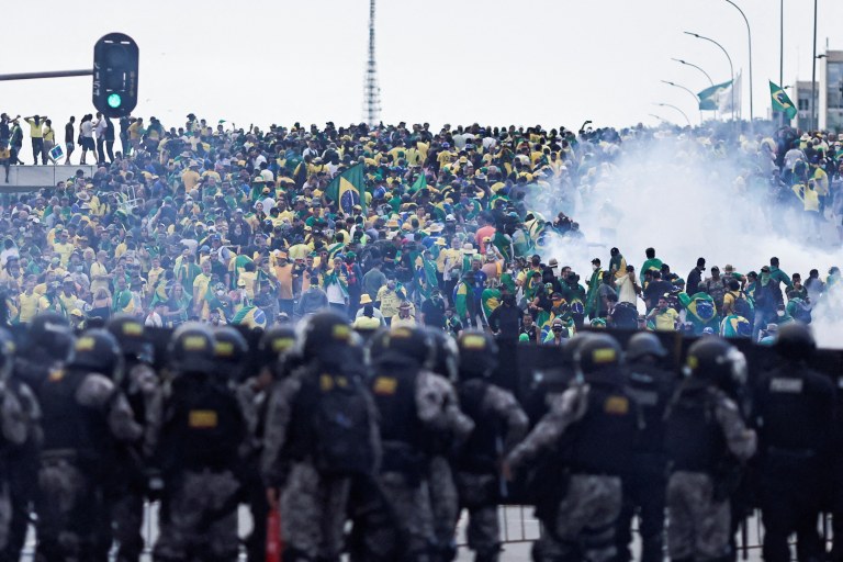 Forças de segurança diante de apoiadores do ex-presidente Jair Bolsonaro em Brasília