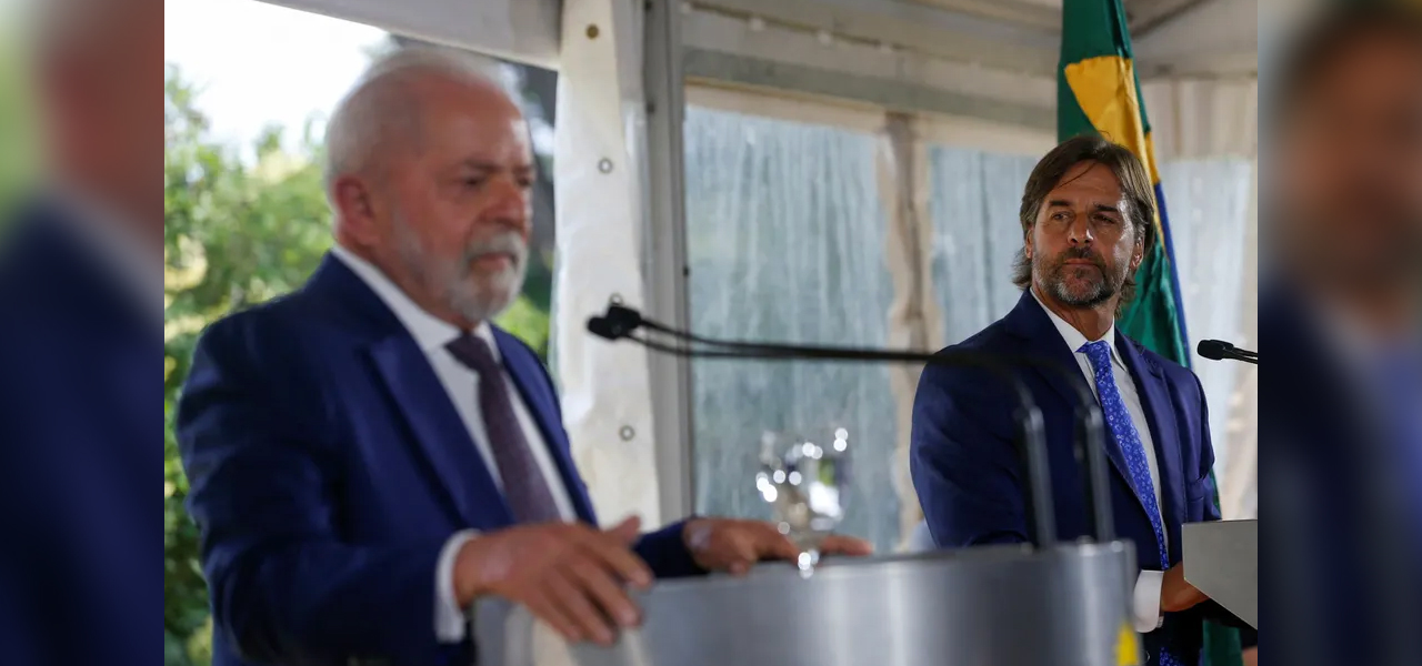 Lula discursa ao lado do presidente uruguaio, Luís Lacalle Pou, durante viagem a Montevidéu