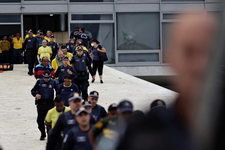 Bolsonaristas radicais são detidos após invadirem o Palácio do Planalto