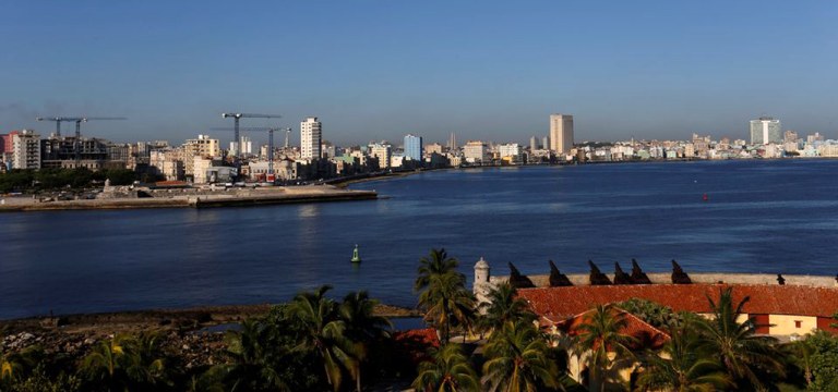 Guindastes pontilham o horizonte enquanto a construção de hotéis de luxo e a reforma de edifícios históricos estão em andamento, em Havana, Cuba, 16 de maio de 2017