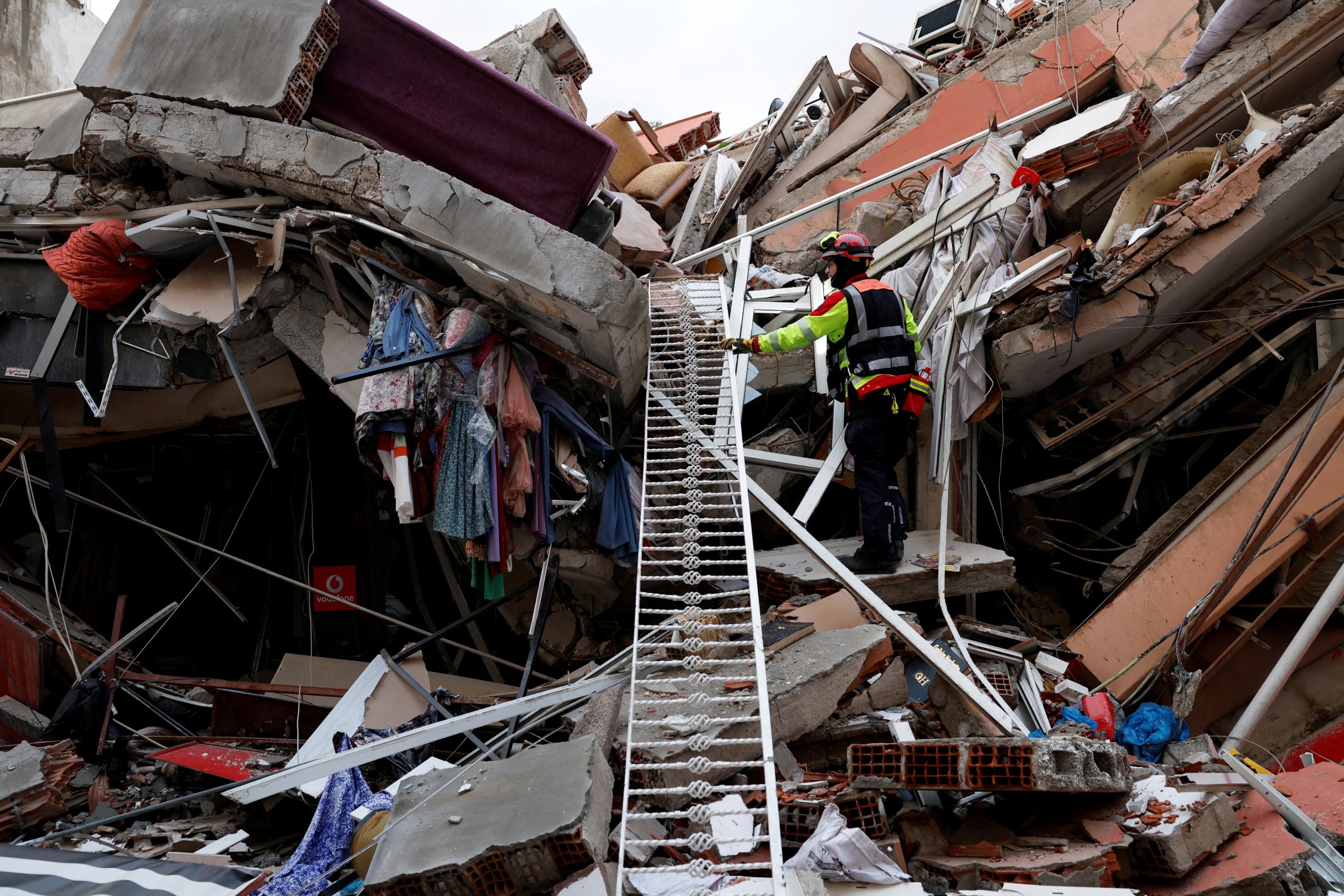 Agente de resgate nos destroços de prédio destruído por terremoto em Kirikhan, na Turquia
07/02/2023
REUTERS/Piroschka van de Wouw