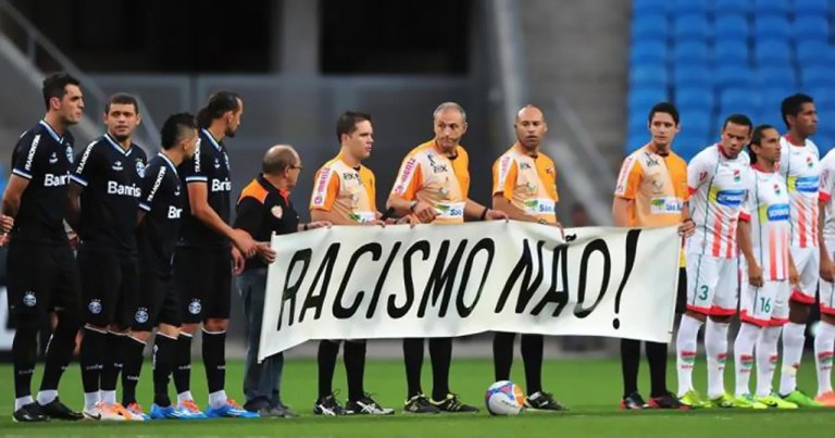Jogadores de clubes brasileiros protestam contra o racismo no futebol