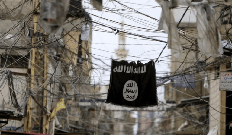 Uma bandeira do Estado Islâmico pendurada em meio a fios elétricos sobre uma rua no campo de refugiados palestinos de Ain al-Hilweh, perto da cidade portuária de Sidon, sul do Líbano, 19 de janeiro de 2016