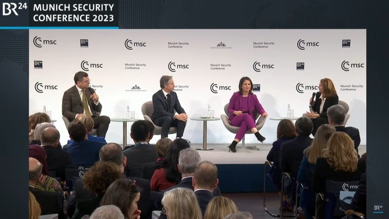 Secretário de Estado dos EUA, Antony Blinken, Ministra do Exterior da Alemanha, Annalena Baerbock, e Ministro do Exterior da Ucrânia, Dmytro Kuleba, condenam a neutralidade na Conferência de Segurança de Munique em 18 de fevereiro de 2023