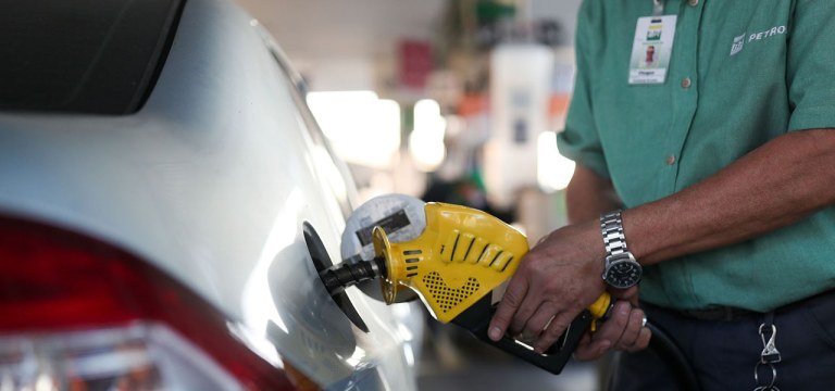 Frentista abastece veículo com gasolina