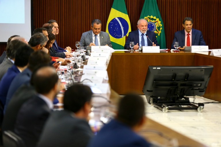 O presidente Luiz Inácio Lula da Silva e ministros durante reunião, no Palácio do Planalto