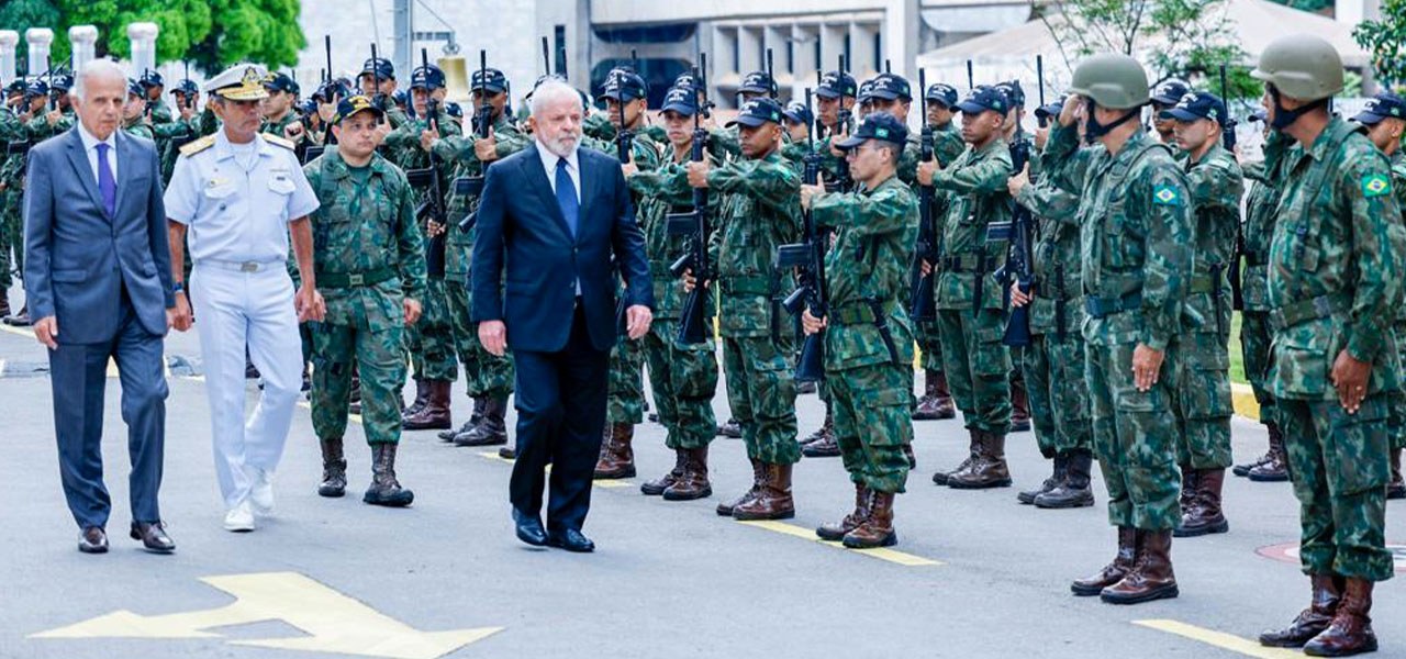 Presidente Lula e militares