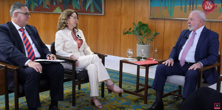 Jornalistas Luis Costa Pinto, Helena Chagas e o presidente Luiz Inácio Lula da Silva - 21.03.2023