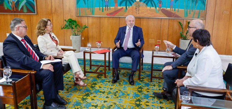 Da esq.para a dir.: Luís Costa Pinto, Helena Chagas, o presidente Luiz Inácio Lula da Silva, Leonardo Attuch e Tereza Cruvinel