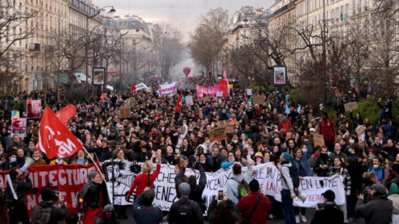 Povo se manifesta em Paris contra reforma da Previdência imposta por Macron