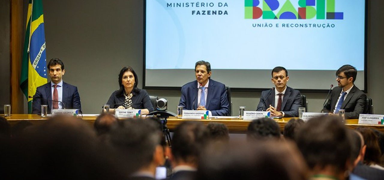 Ministros Fernando Haddad e Simone Tebet e auxiliares do Ministério da Fazenda durante apresentação do novo marco fiscal - 30.03.2023