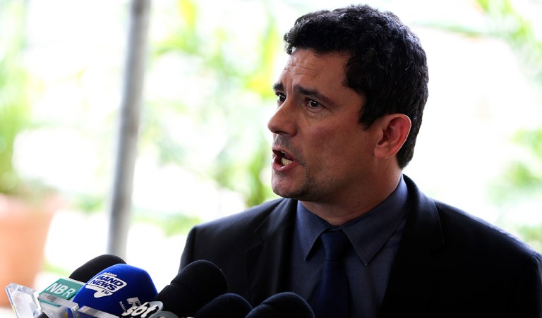 Sérgio Moro se apropria de transferência de líderes do PCC para mostrar força