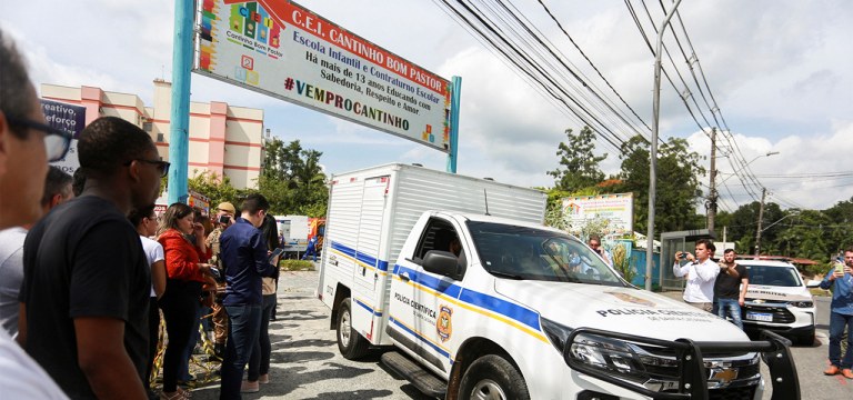 Carro da Polícia Científica deixa creche que sofreu atentado em Blumenau, Santa Catarina