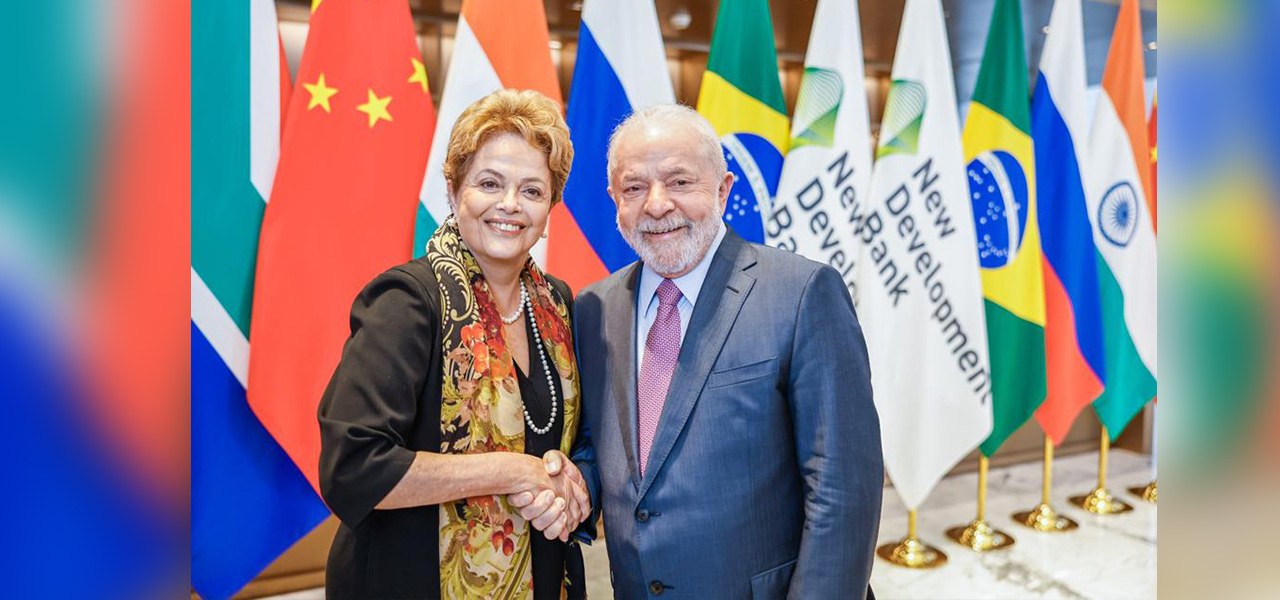 Dilma Rousseff e Luiz Inácio Lula da Silva durante a posse de Dilma na presidência do Novo Banco de Desenvolvimento (NDB), o banco dos Brics - 13.04.2023