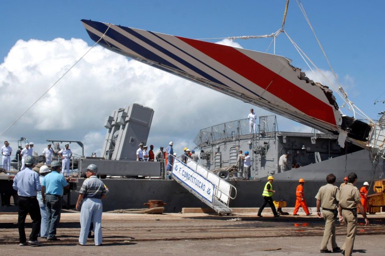 Destroços do voo 447 da Air France desaparecido, recuperados do Oceano Atlântico, chegam ao porto de Recife em 14 de junho de 2009. Um Airbus 330 da Air France caiu no mar em 1º de junho em rota do Brasil para Paris, matando todos 228 a bordo.