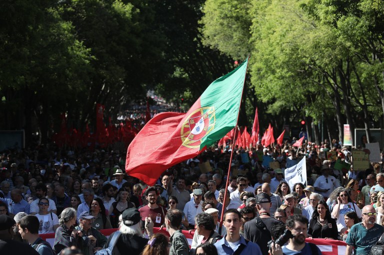 Manifestação do 49º aniversário do 25 de abril. Lisboa, Avenida da Liberdade