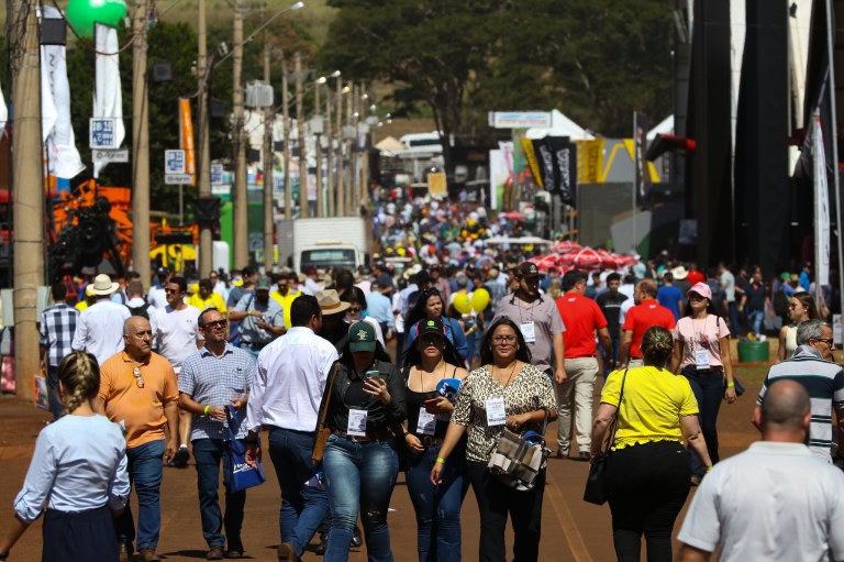 Pessoas visitam a Agrishow, em Ribeirão Petro (SP)